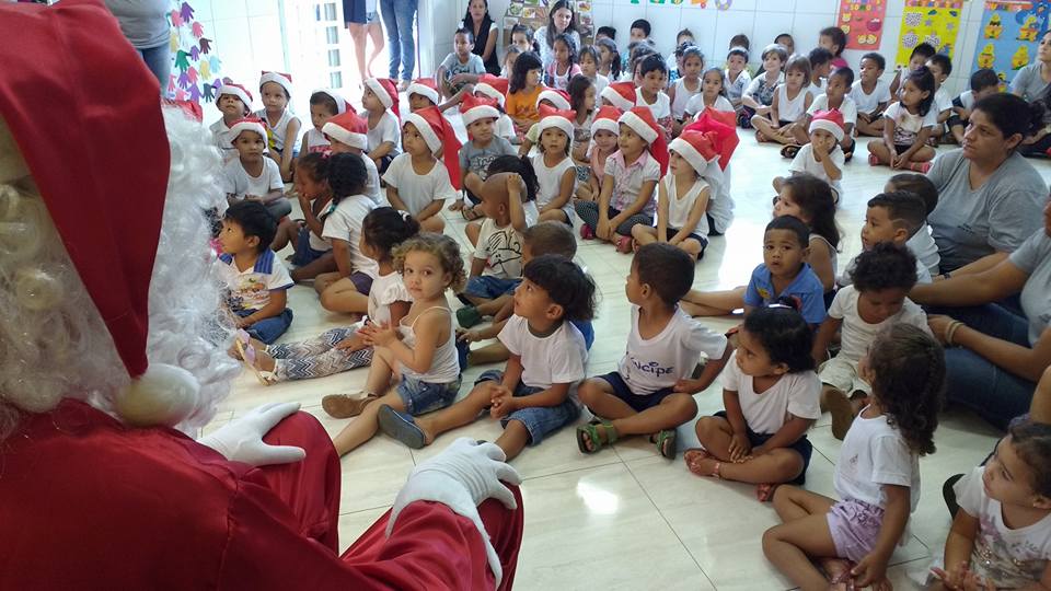 Papai noel trouxe muita atenção e amor para as crianças